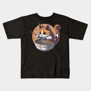 Cat eating ramen Kids T-Shirt